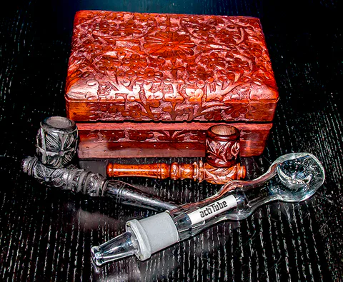 Geschnitzte Holzboxen und Pfeifen im Glassy Headshop