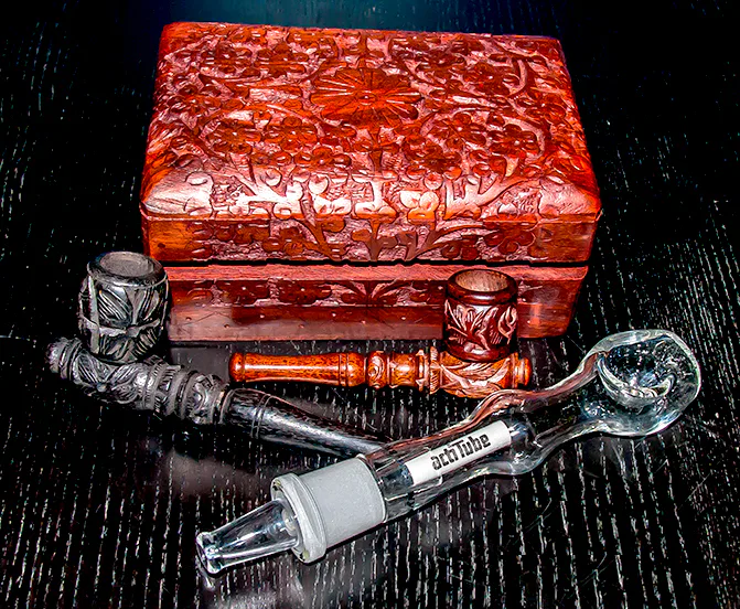Geschnitzte Holzboxen und Pfeifen im Glassy Headshop