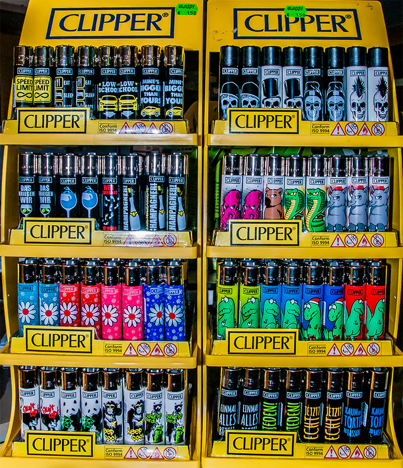 Große Auswahl an Feuerzeugen im Glassy Headshop
