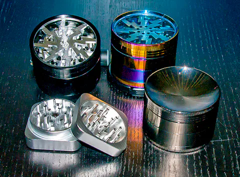 Verschiedene Grinder im Regal des Glassy Headshops