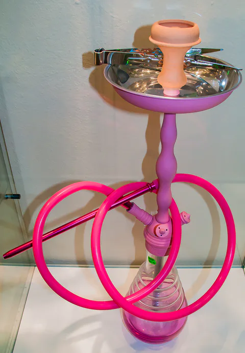 Pinke Wasserpfeife in einer Vitrine des Glassy Headshops