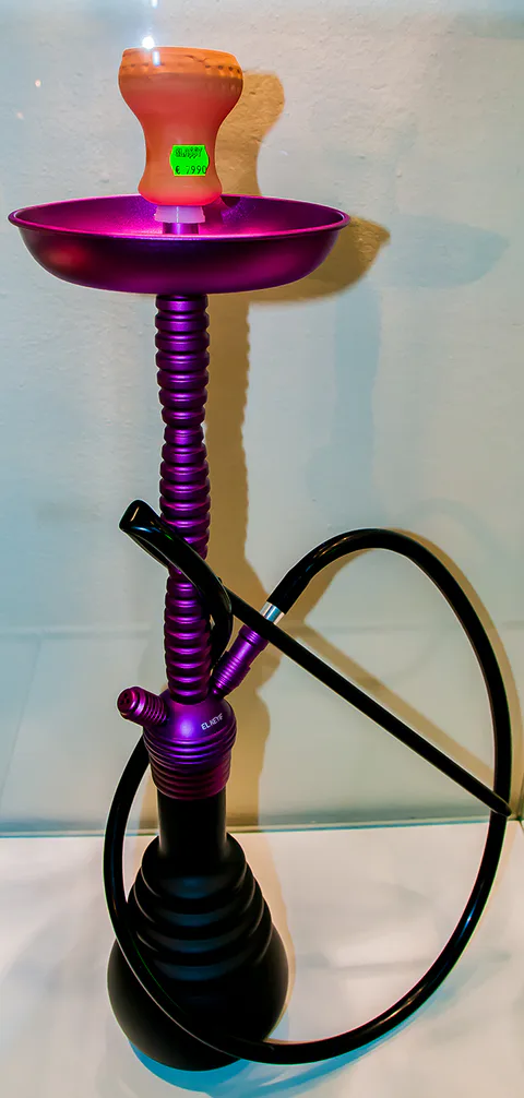 Violette Wasserpfeife im Laden